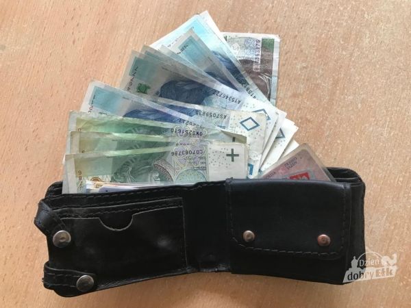 Mężczyzna przyniósł do komendy znaleziony portfel, w którym było ponad 800 zł