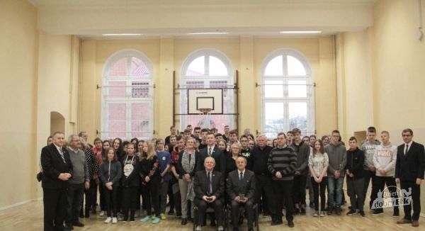 Zdjęcie archiwalne Dzień Dobry Ełk  z 2018 r./ Spotkanie Prezydenta Ełku, uczniów SP 2 i  internowanych ełczan