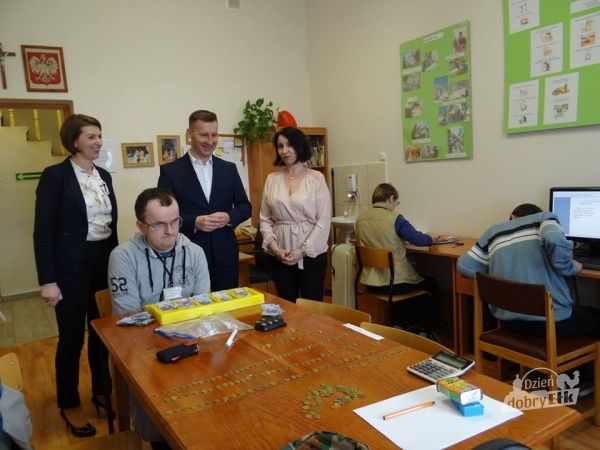 Prezydent Ełku z wizytą u osób z niepełnosprawnościami