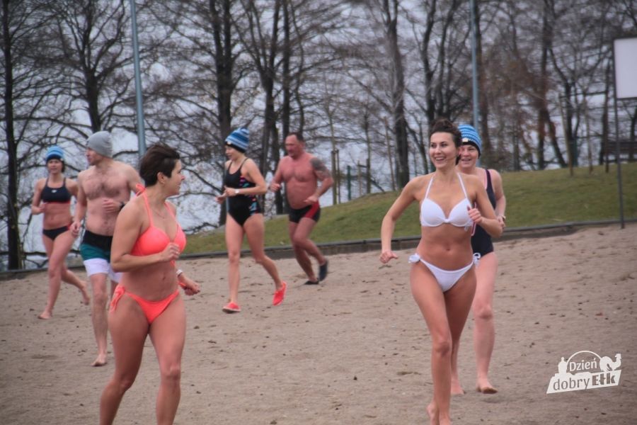 Hartują ciało i ducha w Jeziorze Ełckim. Przed nami I Mazurskie Zimowe Mistrzostwa w Pływaniu